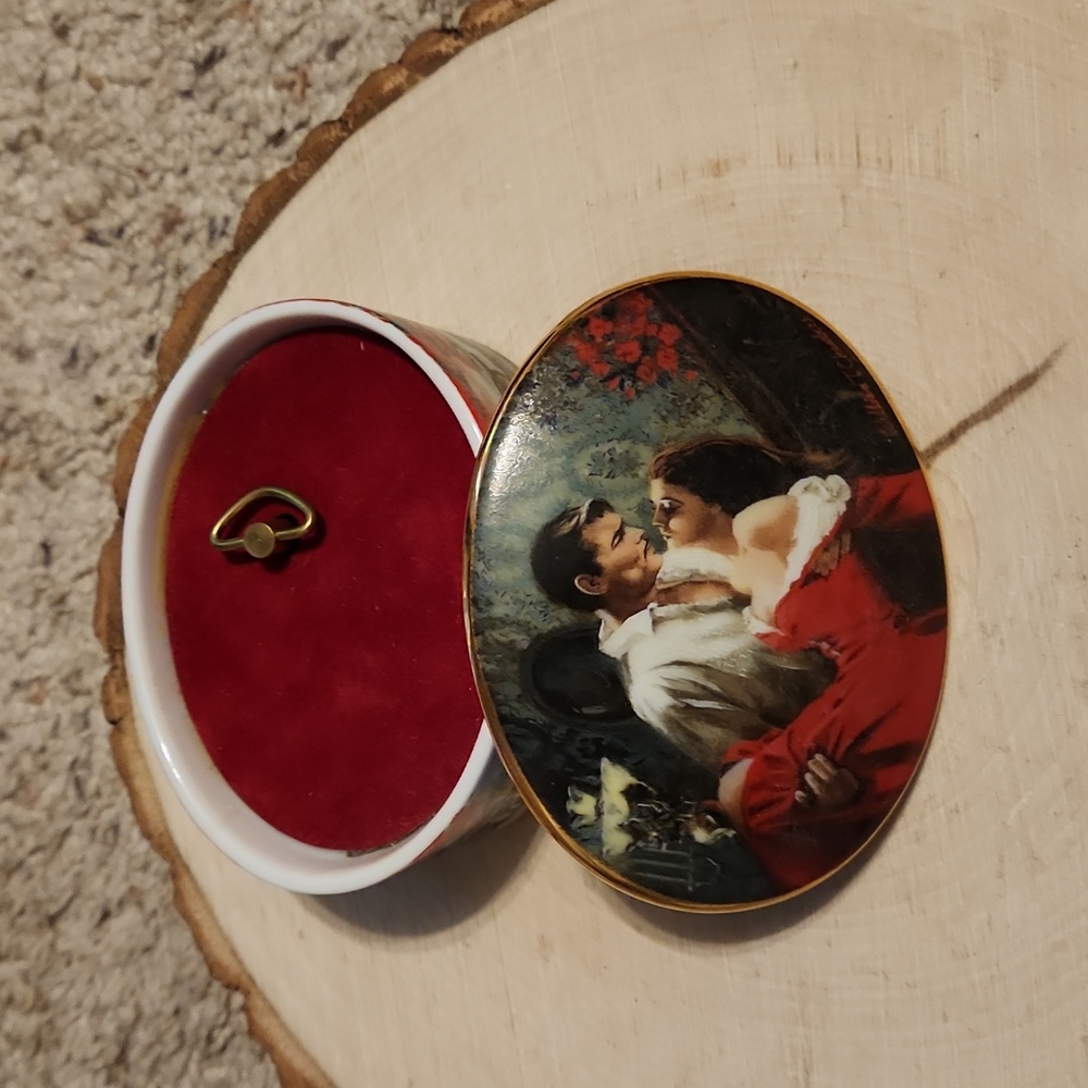 W. J. George Gone With the Wind Scarlett & Rhett by William Chambers Music Box